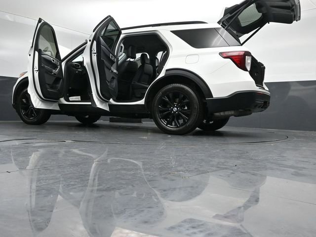 Certified 2022 Ford Explorer XLT w/ Equipment Group 202A AWD/4WD image 57