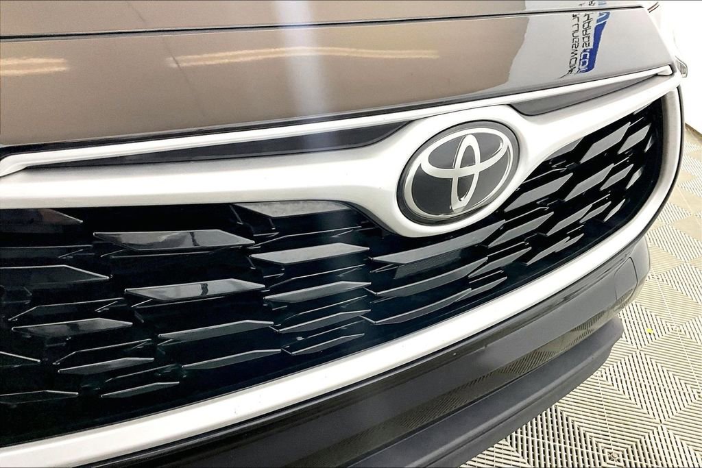 Used 2021 Toyota Highlander XLE AWD/4WD image 19