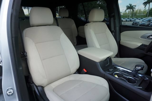 Used 2022 Chevrolet Traverse LS FWD image 2