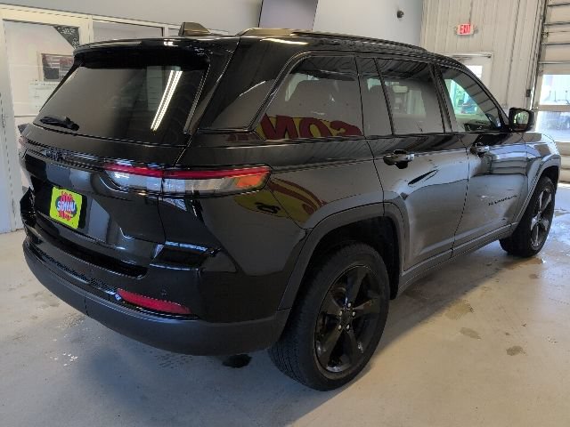 Used 2023 Jeep Grand Cherokee Altitude AWD/4WD image 5