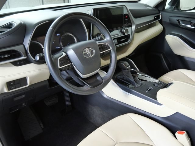 Used 2023 Toyota Highlander XLE AWD/4WD image 3