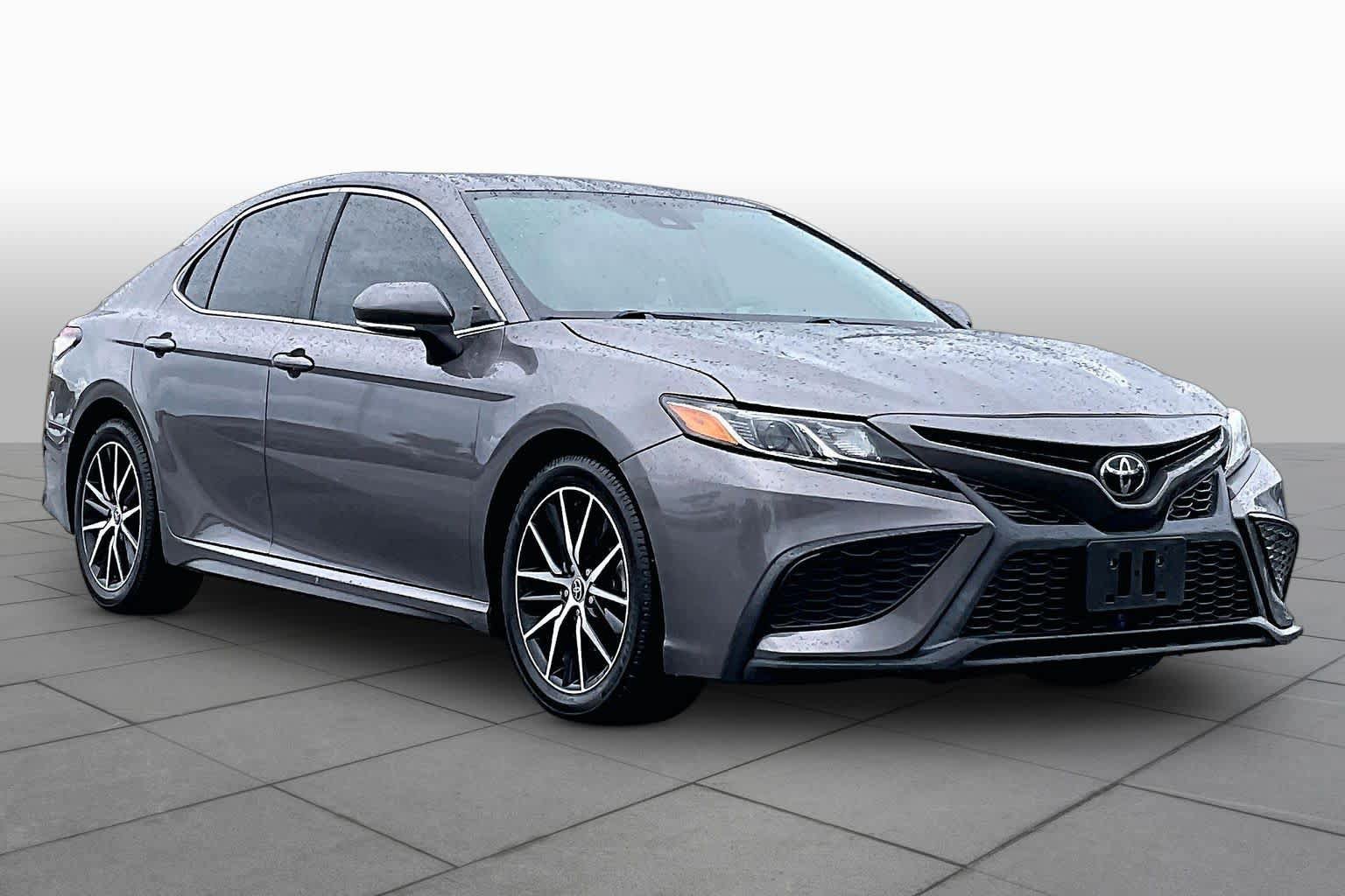 Used 2022 Toyota Camry SE FWD image 3