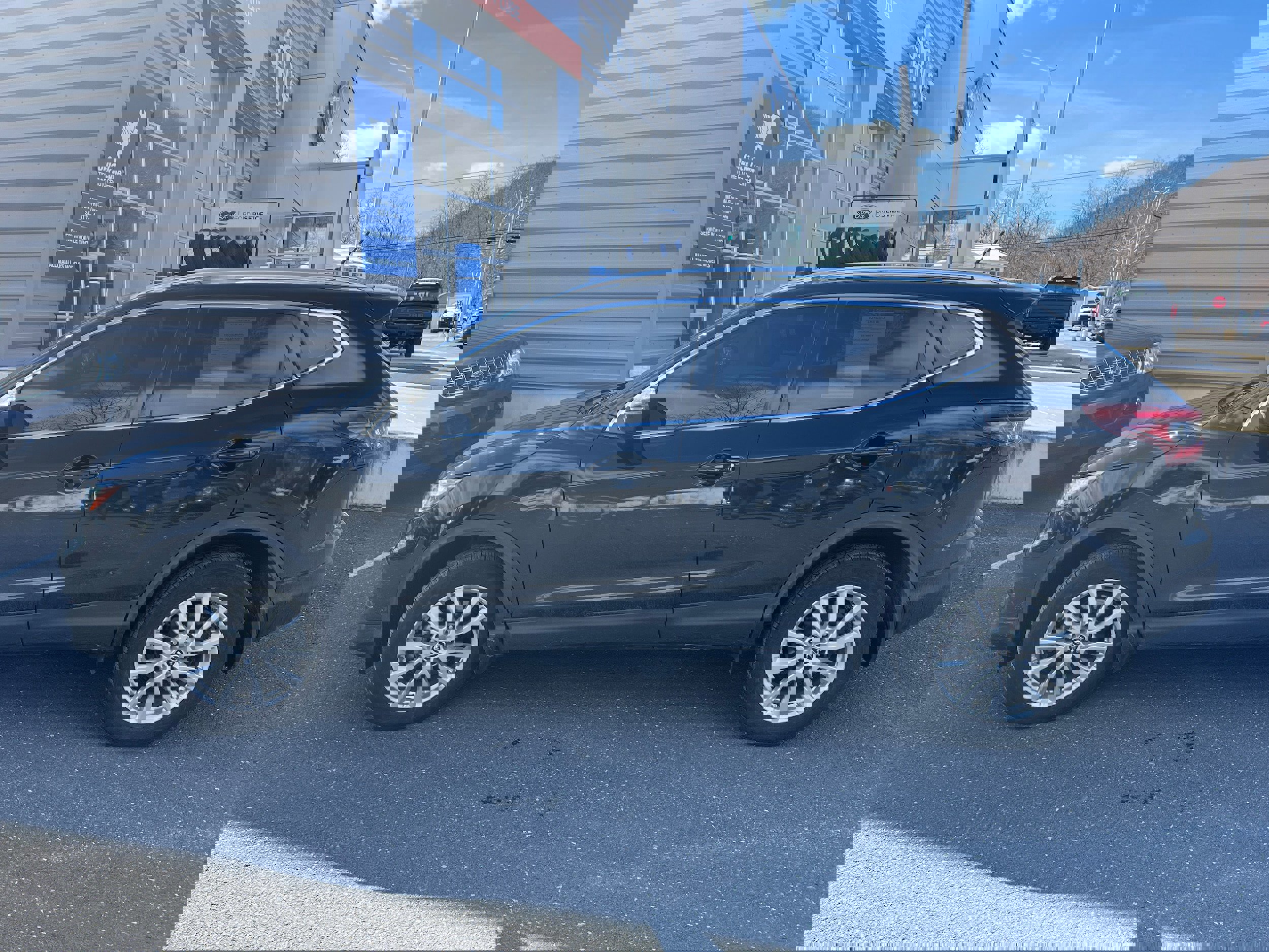 Used 2020 Nissan Rogue Sport SV image 3