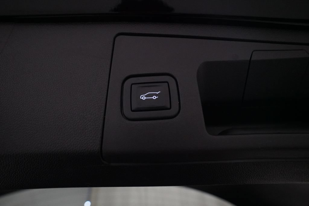Used 2022 Cadillac XT4 Luxury w/ Cold Weather Package AWD/4WD image 15