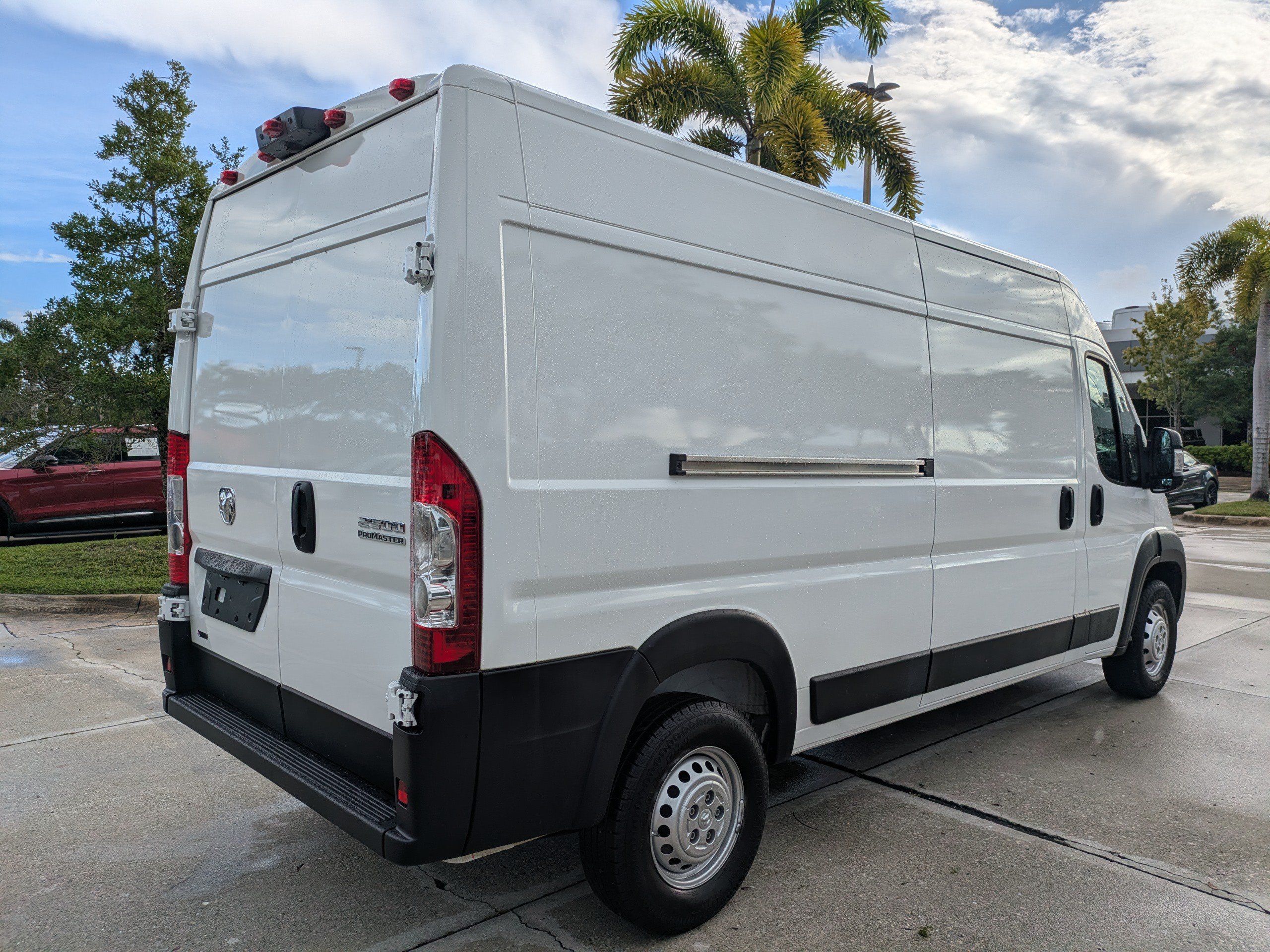 Used 2024 RAM ProMaster 2500 w/ Convenience Group FWD image 4