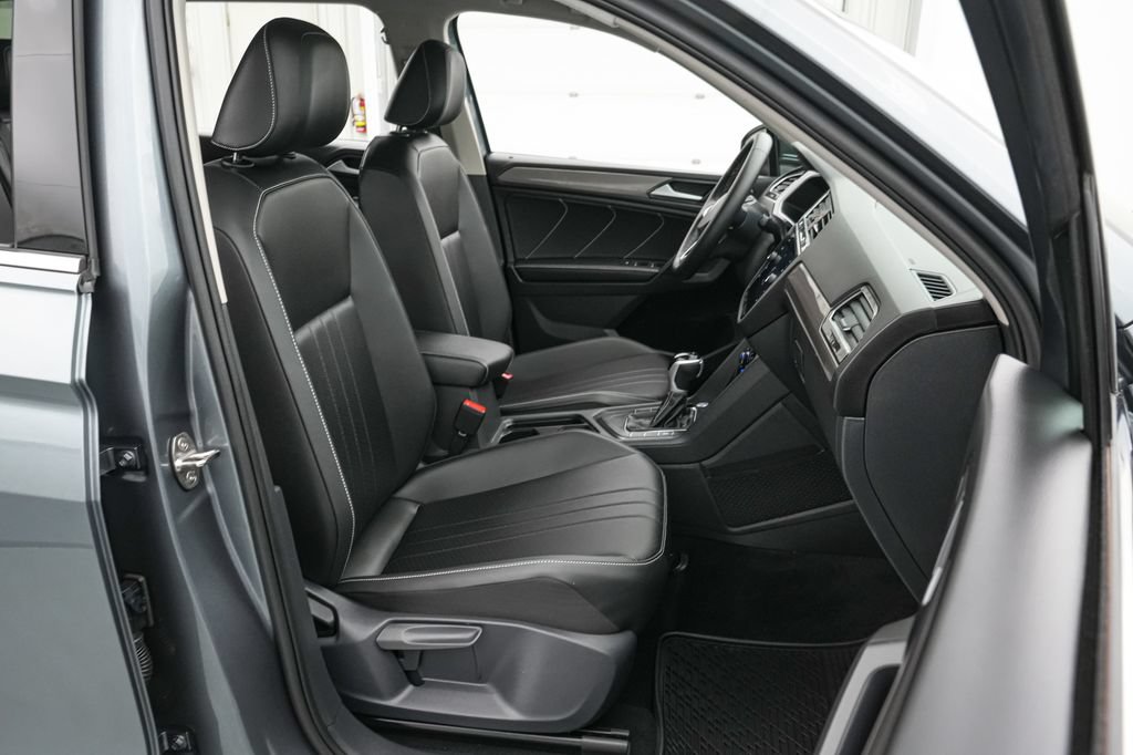 Used 2024 Volkswagen Tiguan SE w/ MDO Package, Three-Row FWD image 21