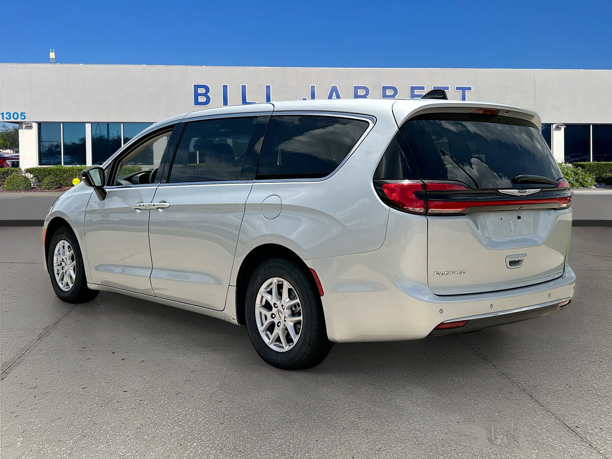 Used 2024 Chrysler Pacifica Touring-L FWD image 5