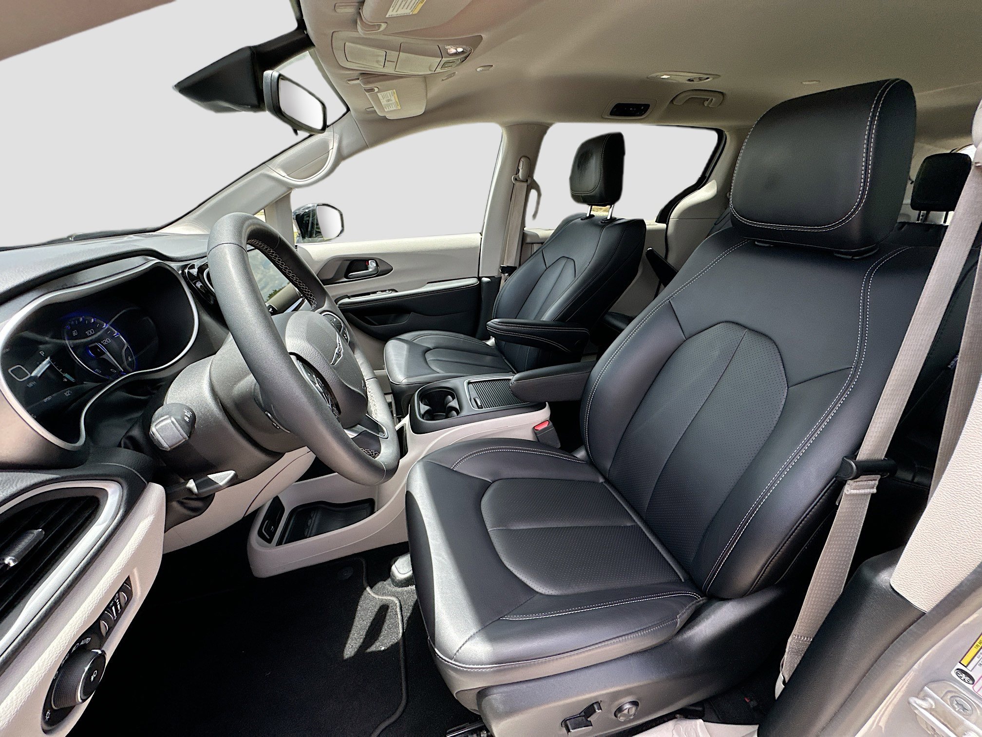 Used 2024 Chrysler Pacifica Touring-L FWD image 19