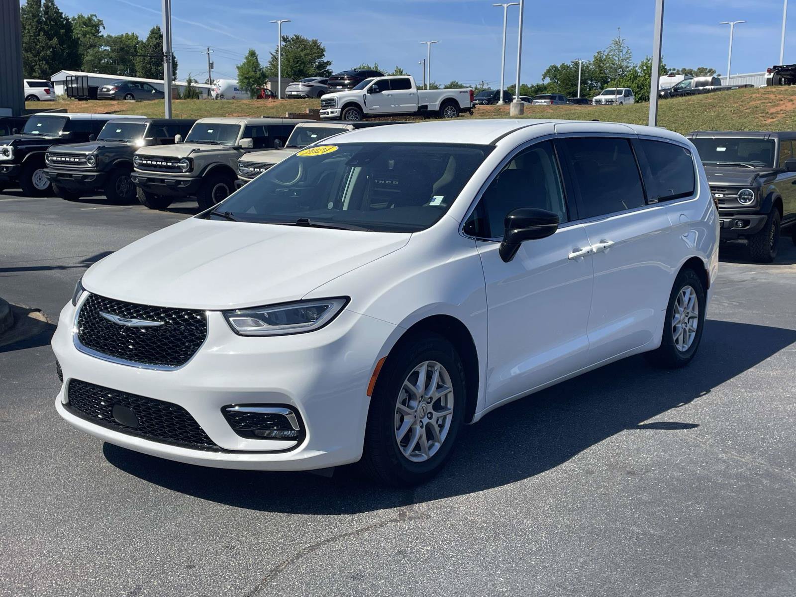 Used 2024 Chrysler Pacifica Touring-L FWD image 3