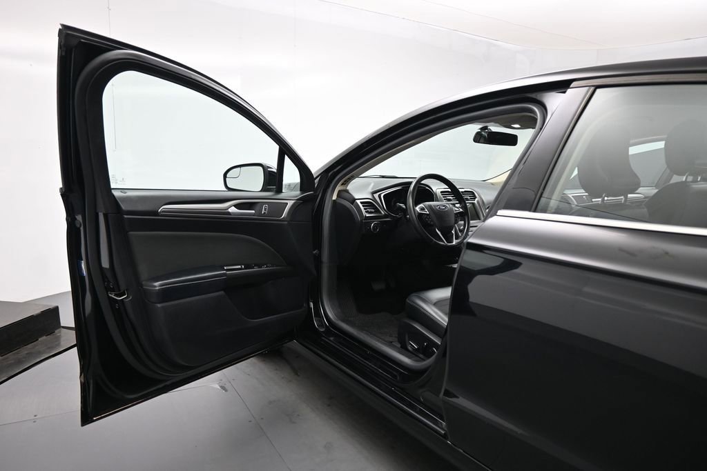 Certified 2017 Ford Fusion SE w/ Equipment Group 201A FWD image 9