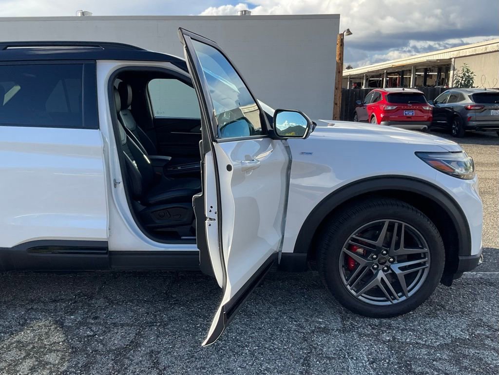 Certified 2025 Ford Explorer ST-Line w/ Premium Package image 38