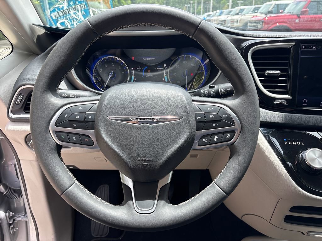 Used 2024 Chrysler Pacifica Touring-L FWD image 18