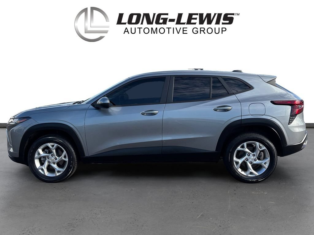 Used 2024 Chevrolet Trax LS w/ LS Convenience Package FWD image 2