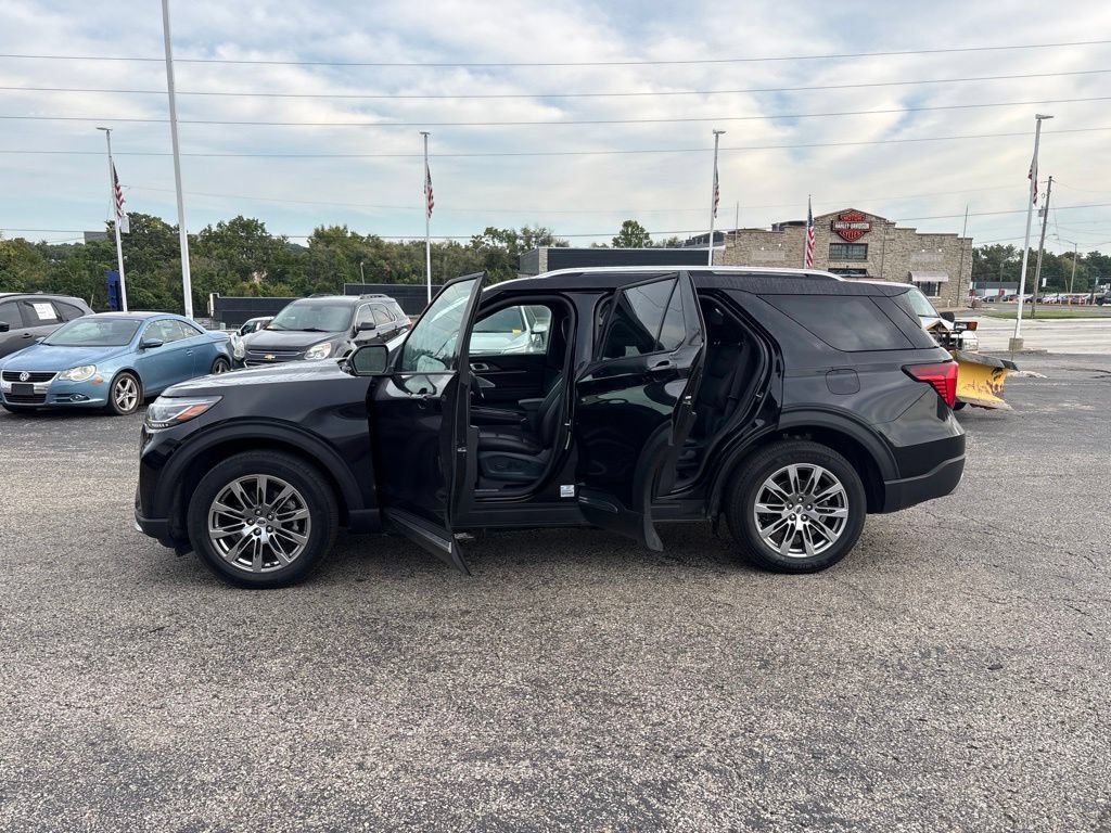 Certified 2025 Ford Explorer Platinum AWD/4WD image 4