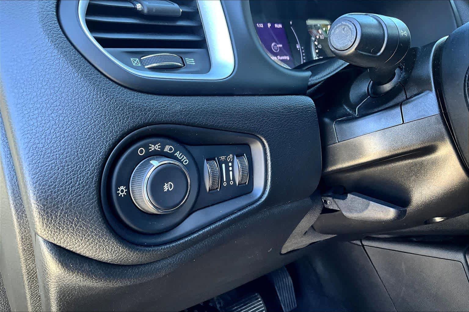 Used 2020 Jeep Renegade Latitude w/ Cold Weather Group AWD/4WD image 37