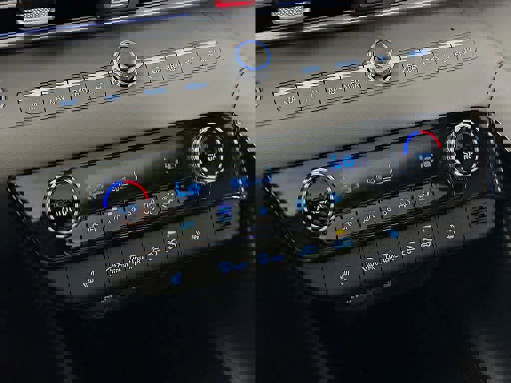 Used 2025 Hyundai Elantra SEL image 20