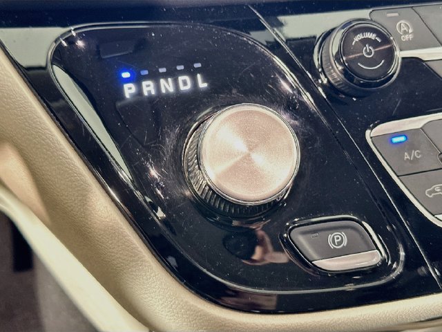 Used 2024 Chrysler Pacifica Touring-L FWD image 26