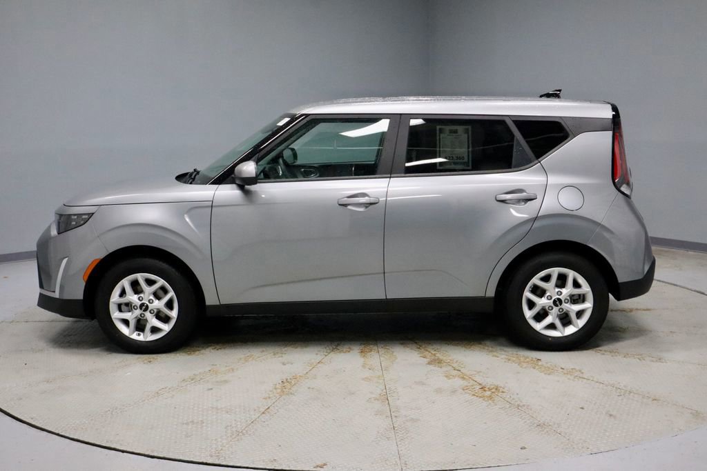 Used 2025 Kia Soul LX image 2