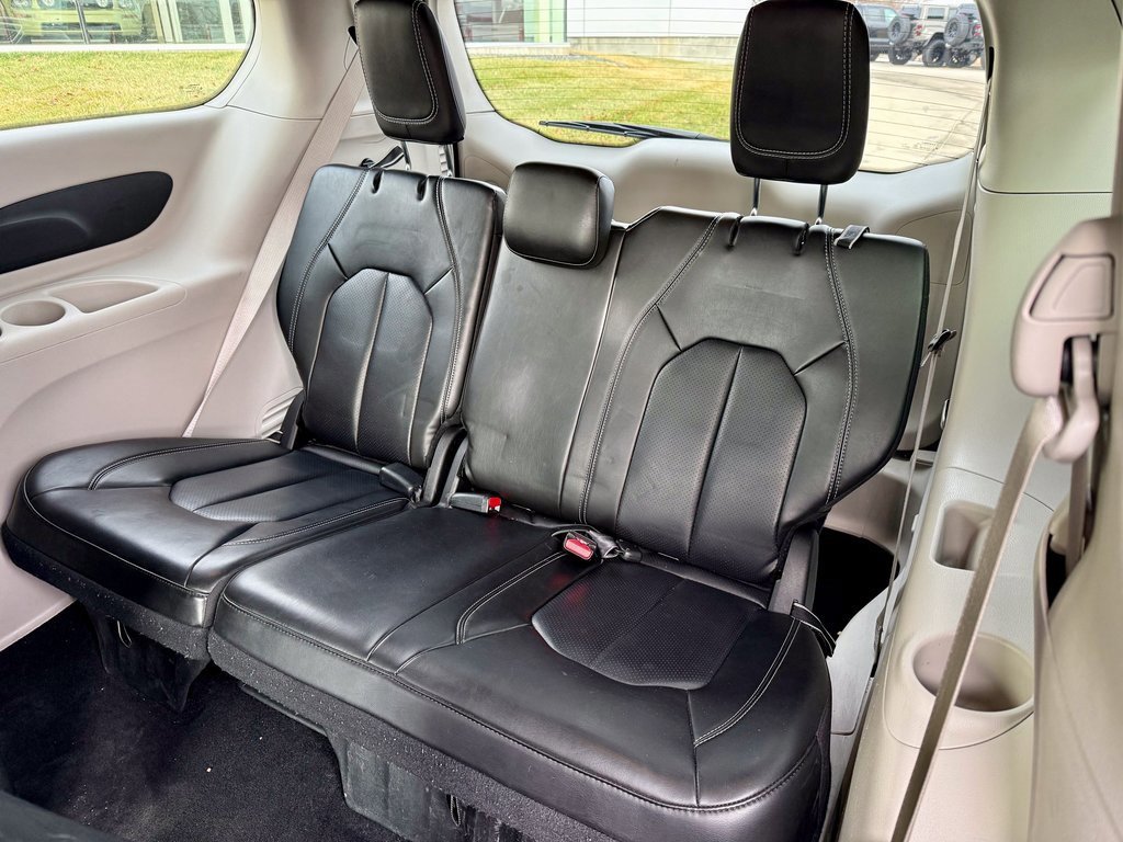 Used 2024 Chrysler Pacifica Select image 11