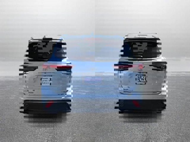 Used 2023 Toyota Highlander XLE image 3