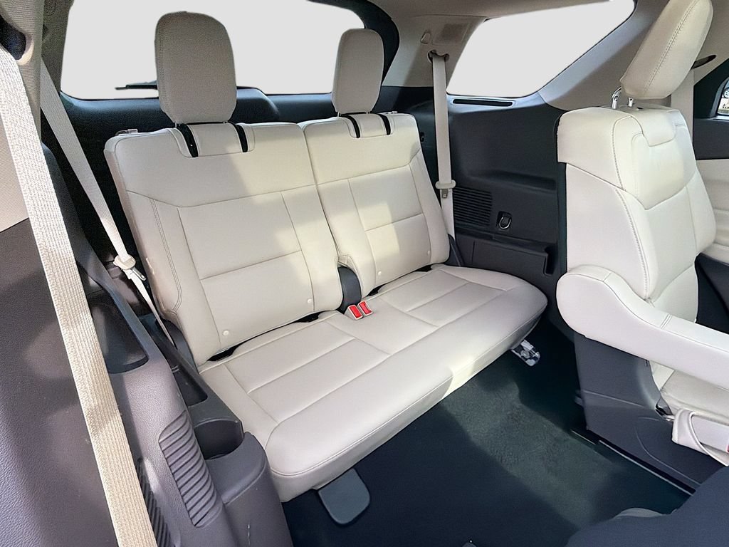Certified 2023 Ford Explorer Platinum w/ Technology Package AWD/4WD image 31