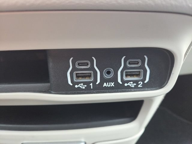 Used 2023 Chrysler Pacifica Touring-L FWD image 33