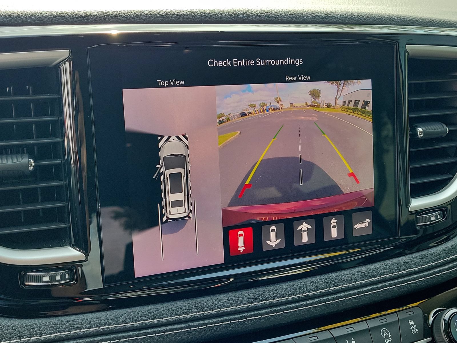 Used 2023 Chrysler Pacifica Touring-L FWD image 24