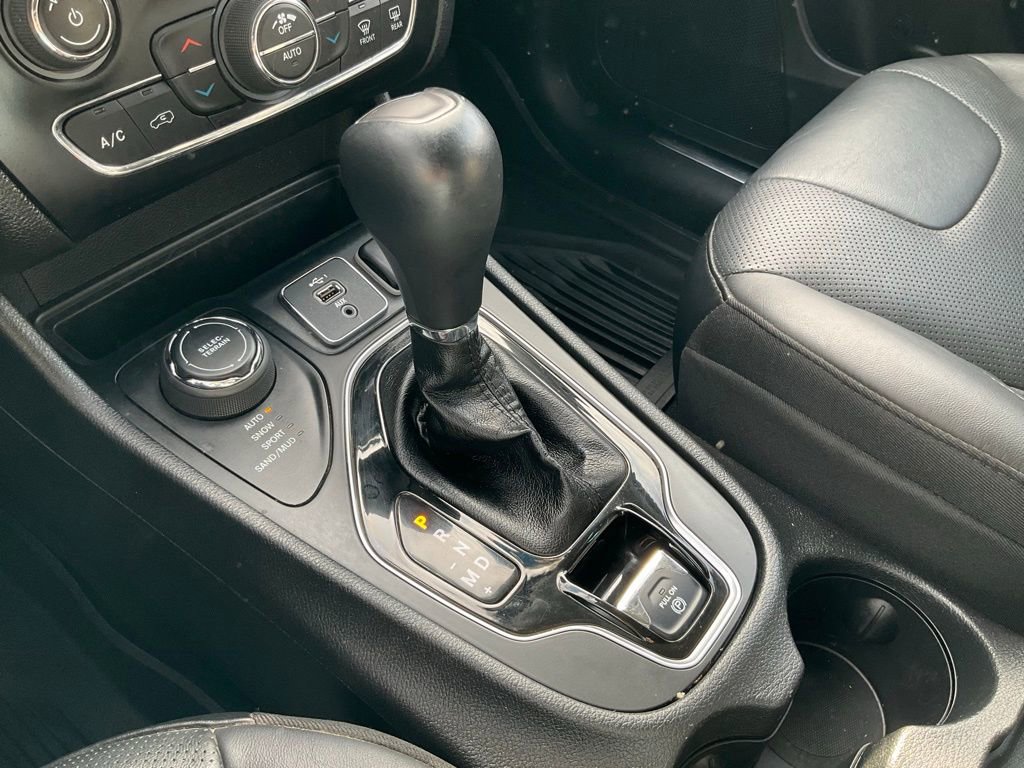 Used 2019 Jeep Cherokee Limited image 12