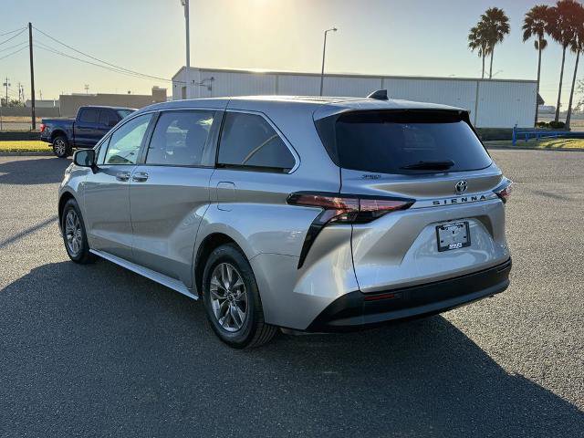 Used 2021 Toyota Sienna LE image 3