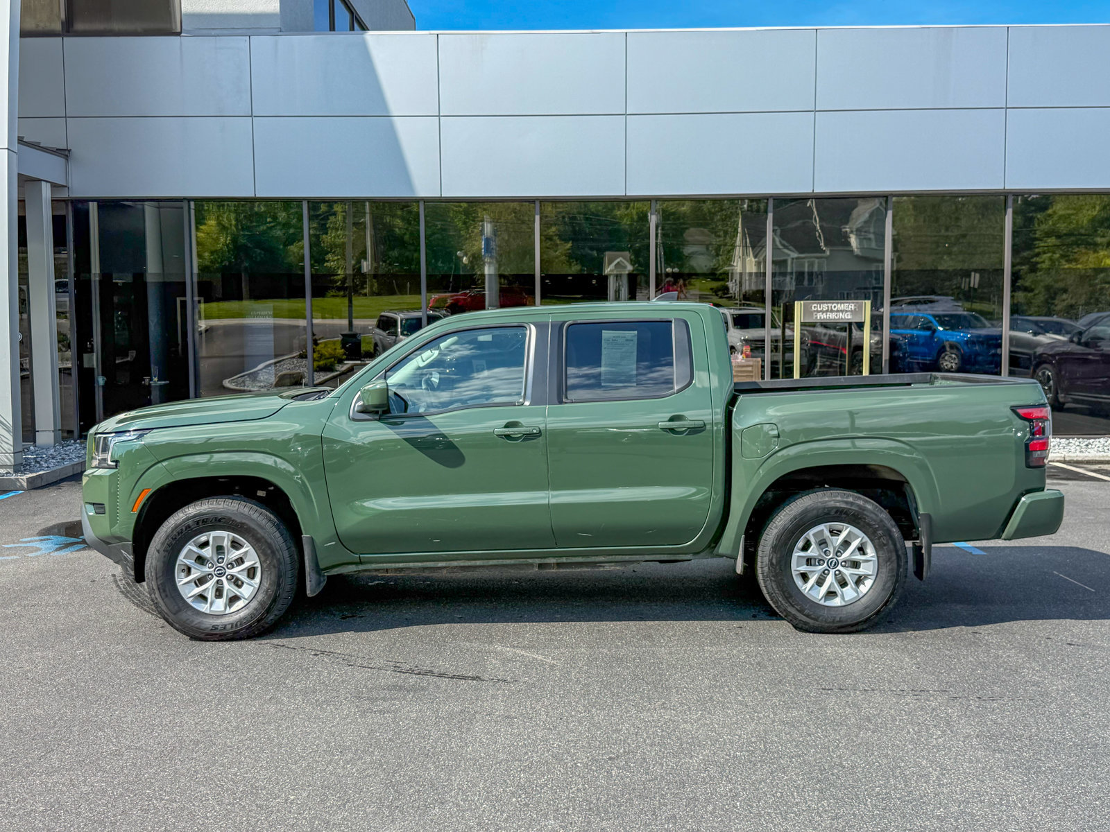 Used 2024 Nissan Frontier SV w/ Technology Package AWD/4WD image 9