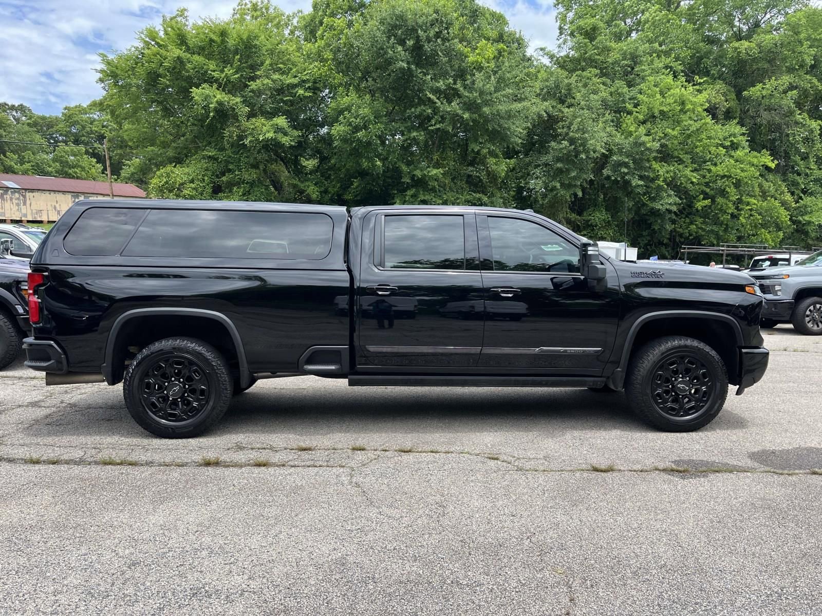Used 2024 Chevrolet Silverado 3500 High Country w/ Technology Package AWD/4WD image 2