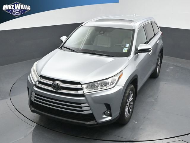 Used 2019 Toyota Highlander XLE FWD image 2