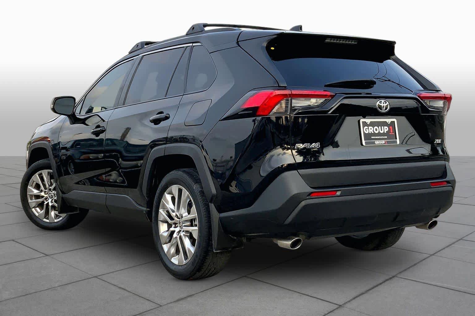 Used 2021 Toyota RAV4 XLE Premium FWD image 11