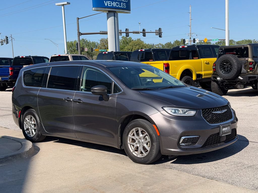 Used 2023 Chrysler Pacifica Touring-L FWD image 7