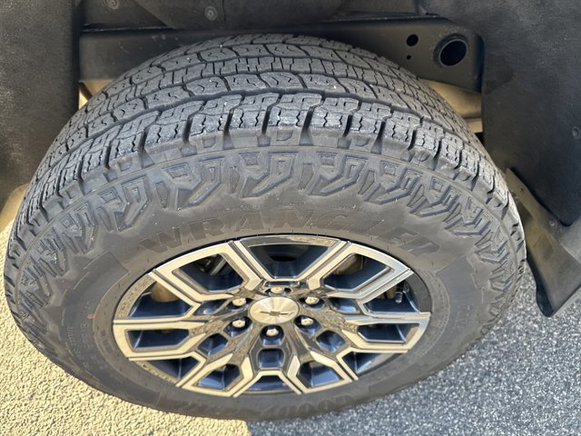 Used 2024 Chevrolet Colorado Z71 w/ Z71 Convenience Package 2 image 13