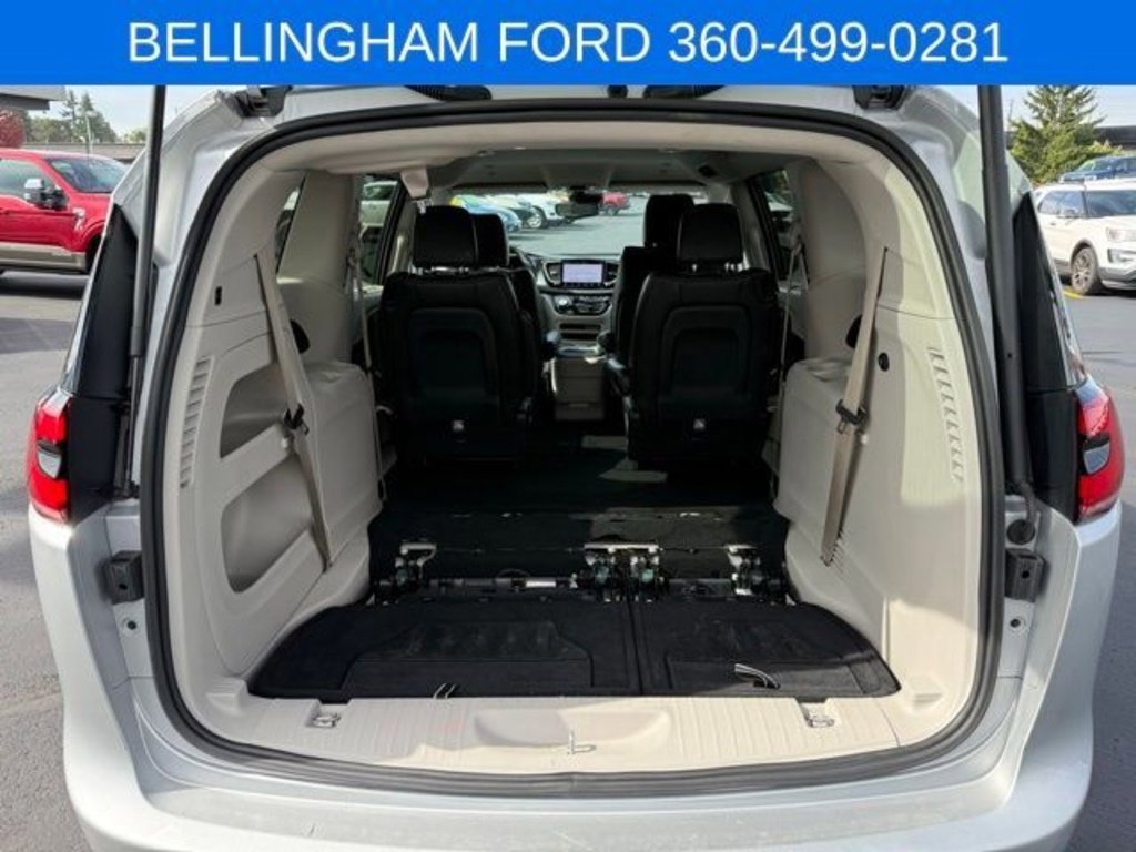 Used 2024 Chrysler Pacifica Touring-L image 11
