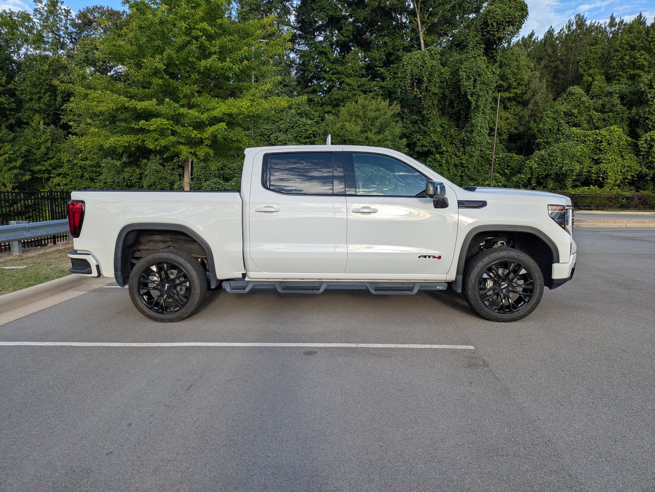 Used 2023 GMC Sierra 1500 AT4 w/ AT4 Preferred Package AWD/4WD image 3
