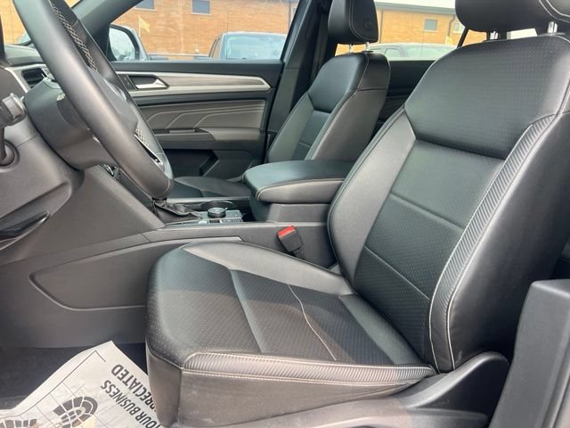 Used 2022 Volkswagen Atlas Cross Sport SE w/ Black Wheel Package AWD/4WD image 16