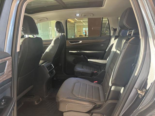 Used 2025 Volkswagen Atlas SEL AWD/4WD image 11