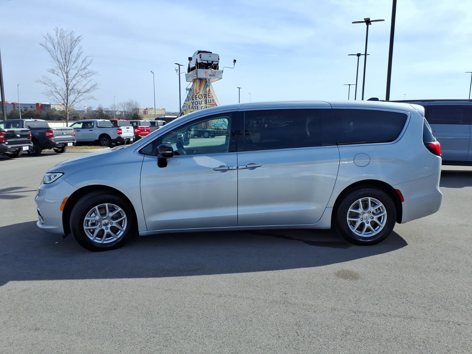 Used 2024 Chrysler Pacifica Touring-L image 2