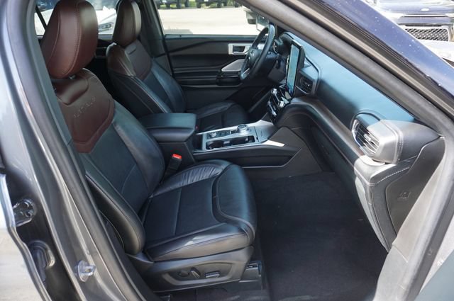 Certified 2023 Ford Explorer Platinum w/ Technology Package AWD/4WD image 3