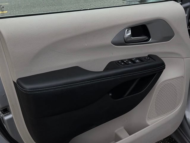 Used 2019 Chrysler Pacifica Touring Plus FWD image 10