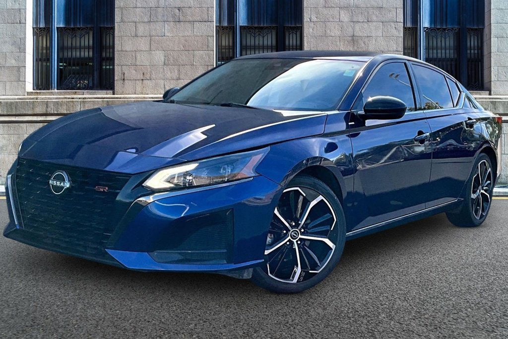 Used 2023 Nissan Altima 2.5 SR FWD image 2