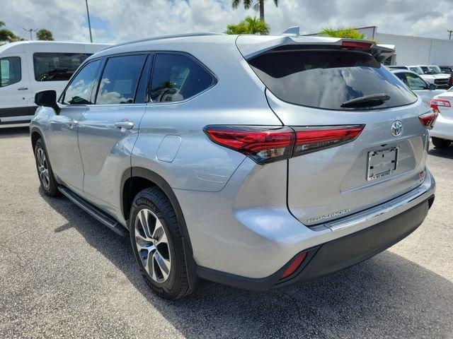 Used 2022 Toyota Highlander XLE image 3