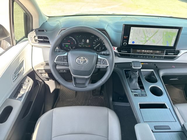 Used 2025 Toyota Sienna XLE AWD/4WD image 14