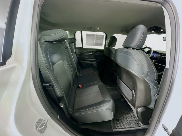 Used 2023 Jeep Grand Cherokee Laredo image 32