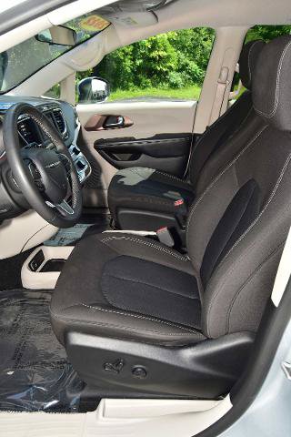 Used 2022 Chrysler Voyager LX FWD image 14