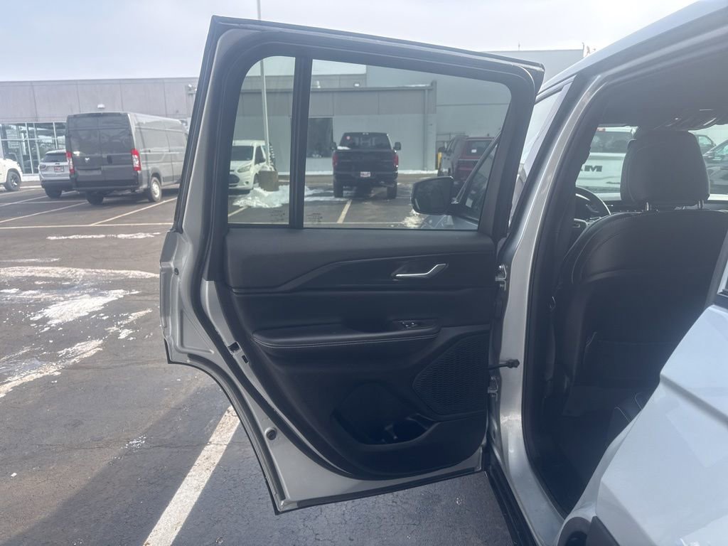 Used 2024 Jeep Grand Cherokee Altitude AWD/4WD image 26