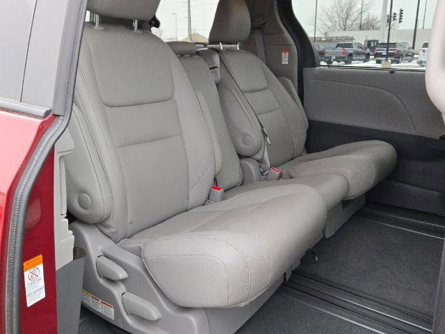 Used 2020 Toyota Sienna XLE image 10