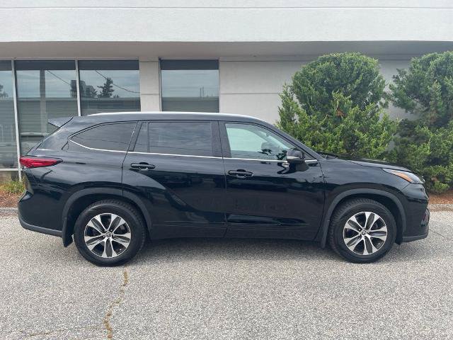 Used 2022 Toyota Highlander XLE AWD/4WD image 7